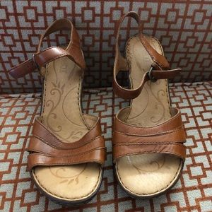 A pair of brown sandal by Born. Never worn. Size 10